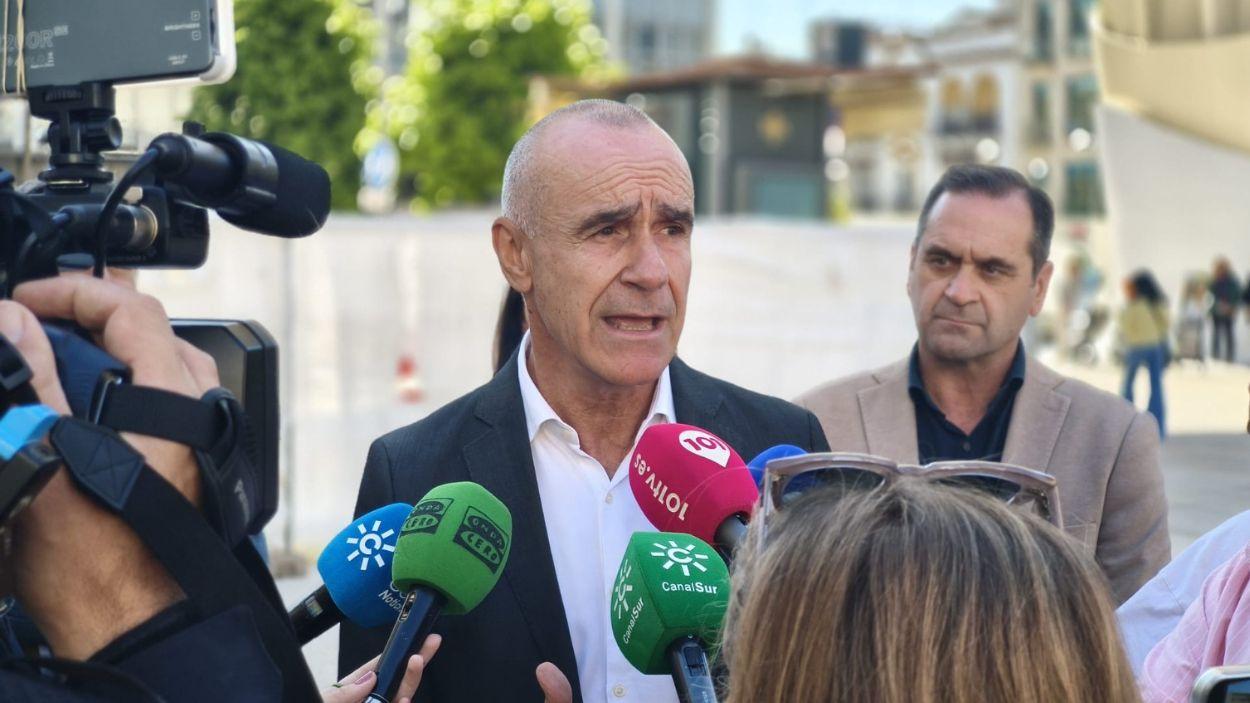 El portavoz municipal del PSOE en Sevilla, Antonio Muñoz, atiende a los medios / PSOE de Sevilla