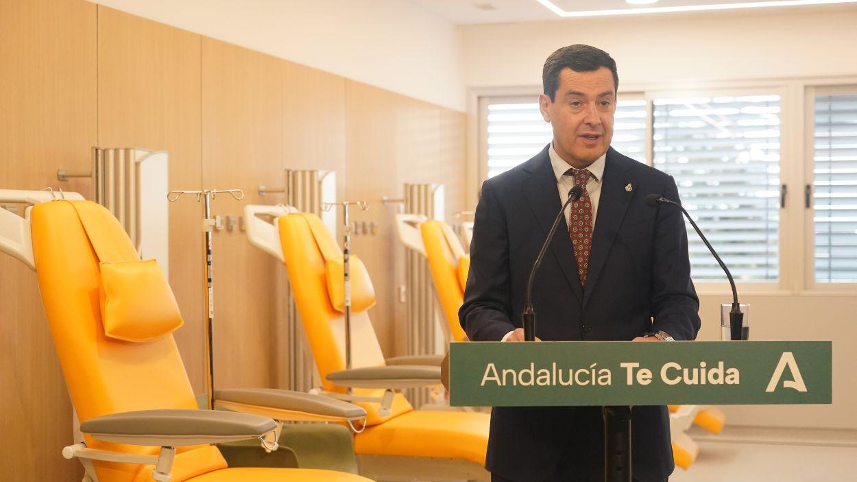 El presidente de la Junta de Andalucía, Juanma Moreno, en el Hospital Universitario Virgen de la Victoria (Clínico) / Archivo EP