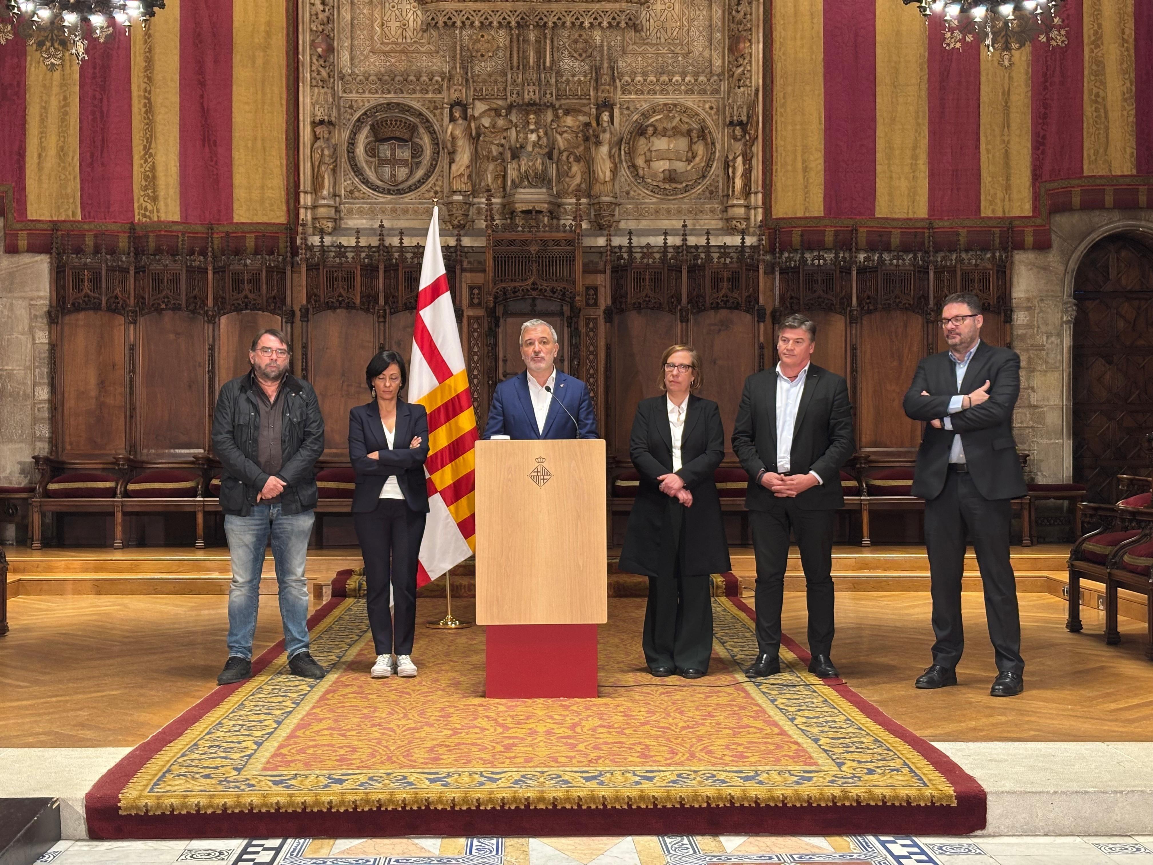 El alcalde de Barcelona, Jaume Collboni, en una comparecencia junto a representantes de sindicatos y patronales para anunciar un paquete de medidas ante la crisis por la guerra en Oriente Medio, en el Ayuntamiento de Barcelona, a 26 de marzo de 2026. EUROPA PRESS