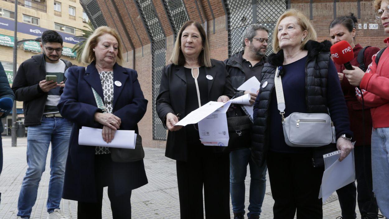 Las hermanas de Manuel José García Caparrós valorando ante los medios de comunicación / Archivo EP