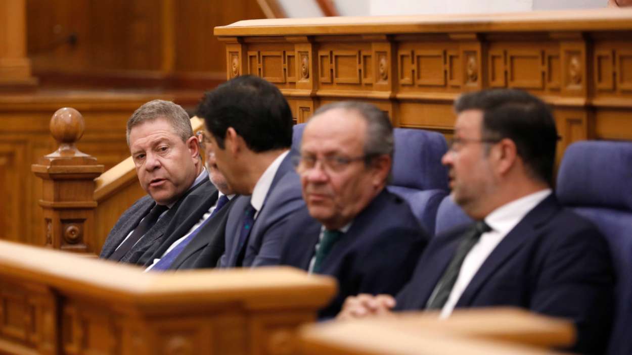 El presidente de Castilla-La Mancha, Emiliano García-Page, junto a varios miembros de su Ejecutivo. Cortes C-LM.