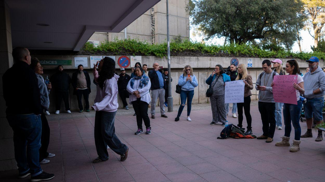 Un grupo de personas protesta en la entrada del hospital Sant Camil, a 26 de marzo de 2026, en Sant Pere de Ribes, Barcelona. EP.