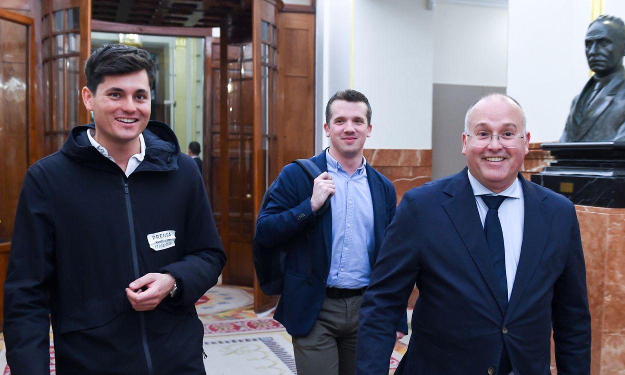 El periodista Vito Quiles (i) y el secretario general del Partido Popular, Miguel Tellado (d),