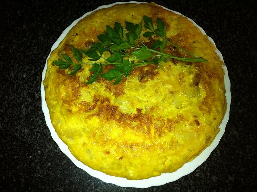 Tortilla de patatas y pimientos rellenos de carne picada