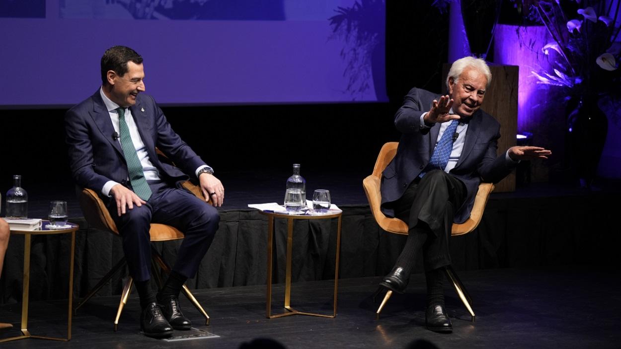 El presidente de la Junta de Andalucía, Juanma Moreno Bonilla, y el expresidente del Goobierno Felipe González