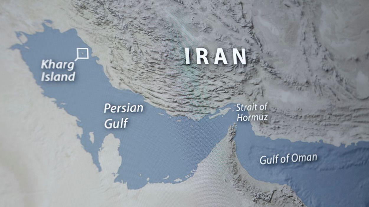 En una pantalla se muestra un mapa que representa la isla de Jark, el golfo Pérsico, Irán, el estrecho de Ormuz y el golfo de Omán.