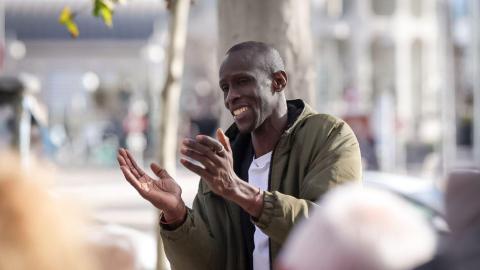 Mbaye es liberado de madrugada y su detención vuelve a encender el debate sobre la brutalidad policial en España