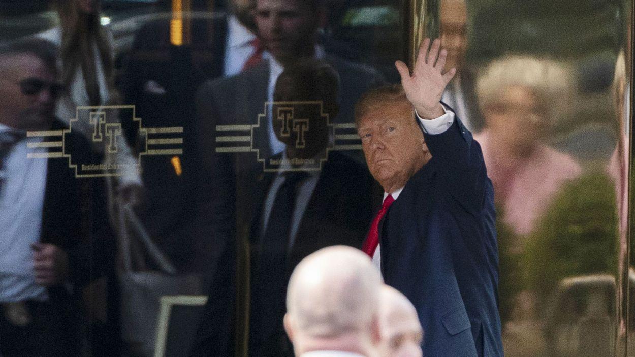 El presidente de EEUU, Donald Trump, saluda a sus acólitos en la entrada de la Trump Tower. EP/Archivo.