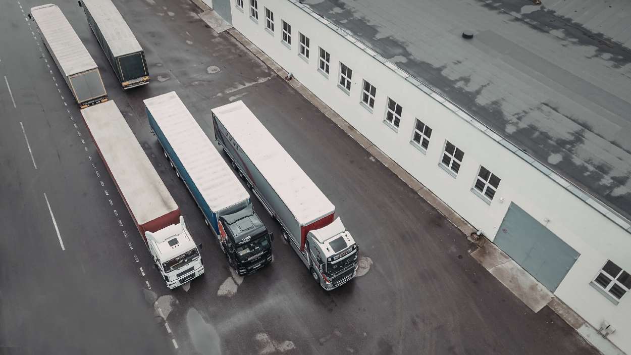 Errores críticos al transportar maquinaria pesada y cómo evitarlos