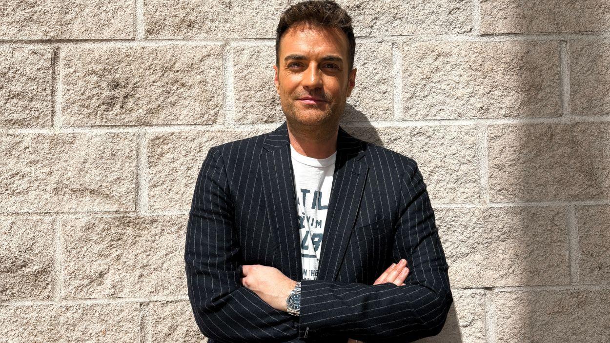 Miquel Valls atiende a ElPlural.com para presentar su libro ‘El ruido bajo la piel’. Foto ElPlural.com.