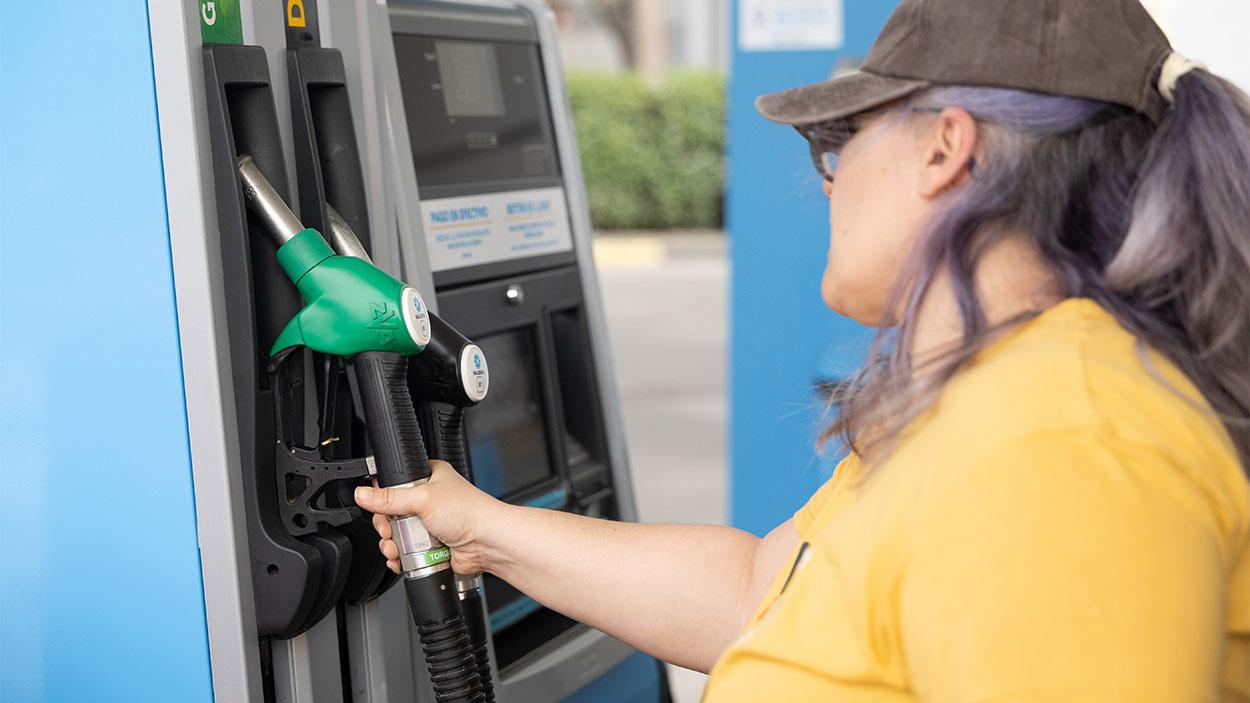 Repostaje en gasolinera. EP