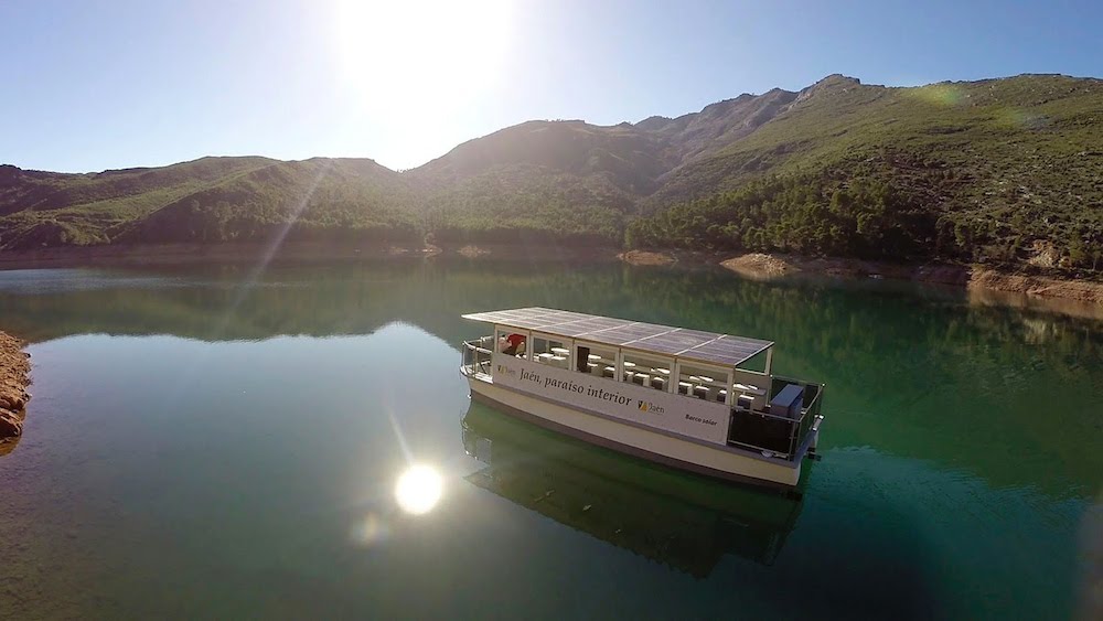 Barco solar en el pantano del Tranco, en el Parque de Cazorla, Segura y Las Villas.