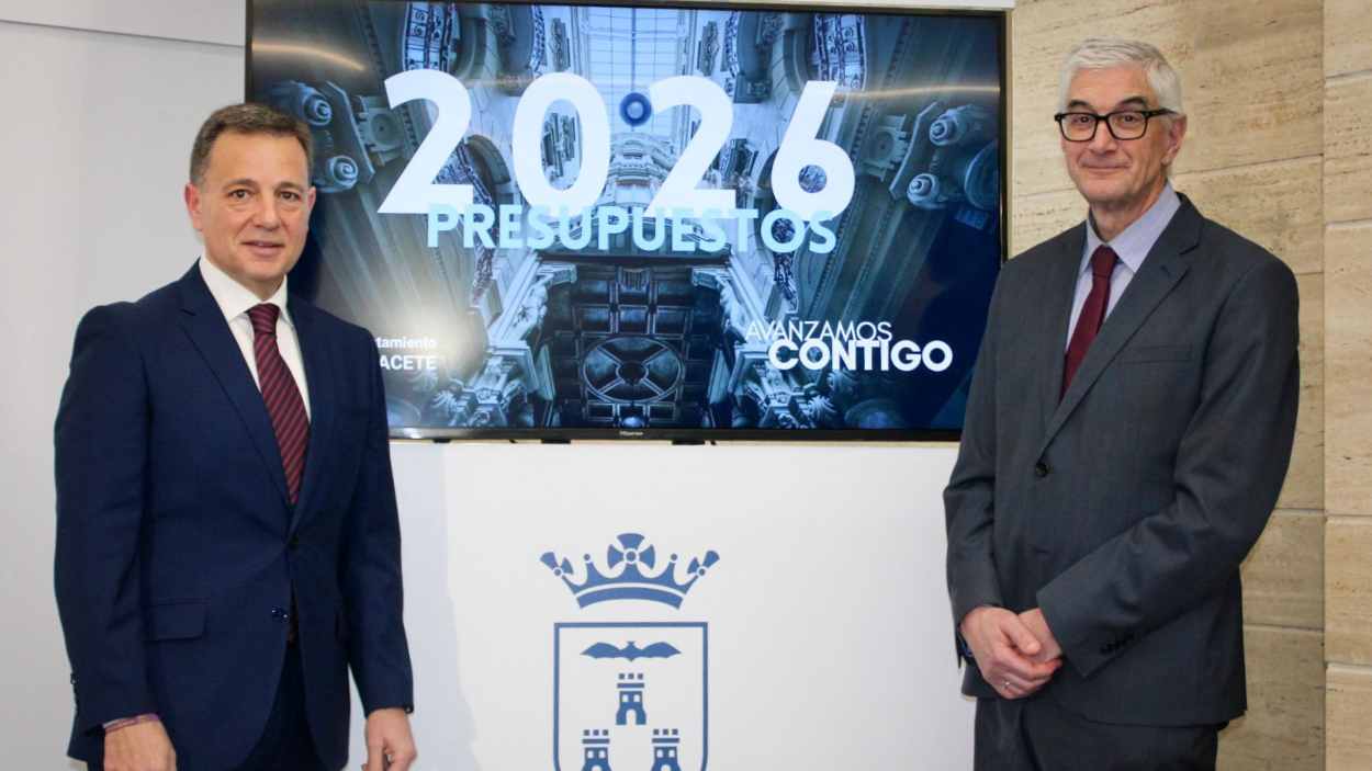 El alcalde de Albacete, Manuel Serrano (i), junto al concejal de Hacienda en el Ayuntamiento. EP.