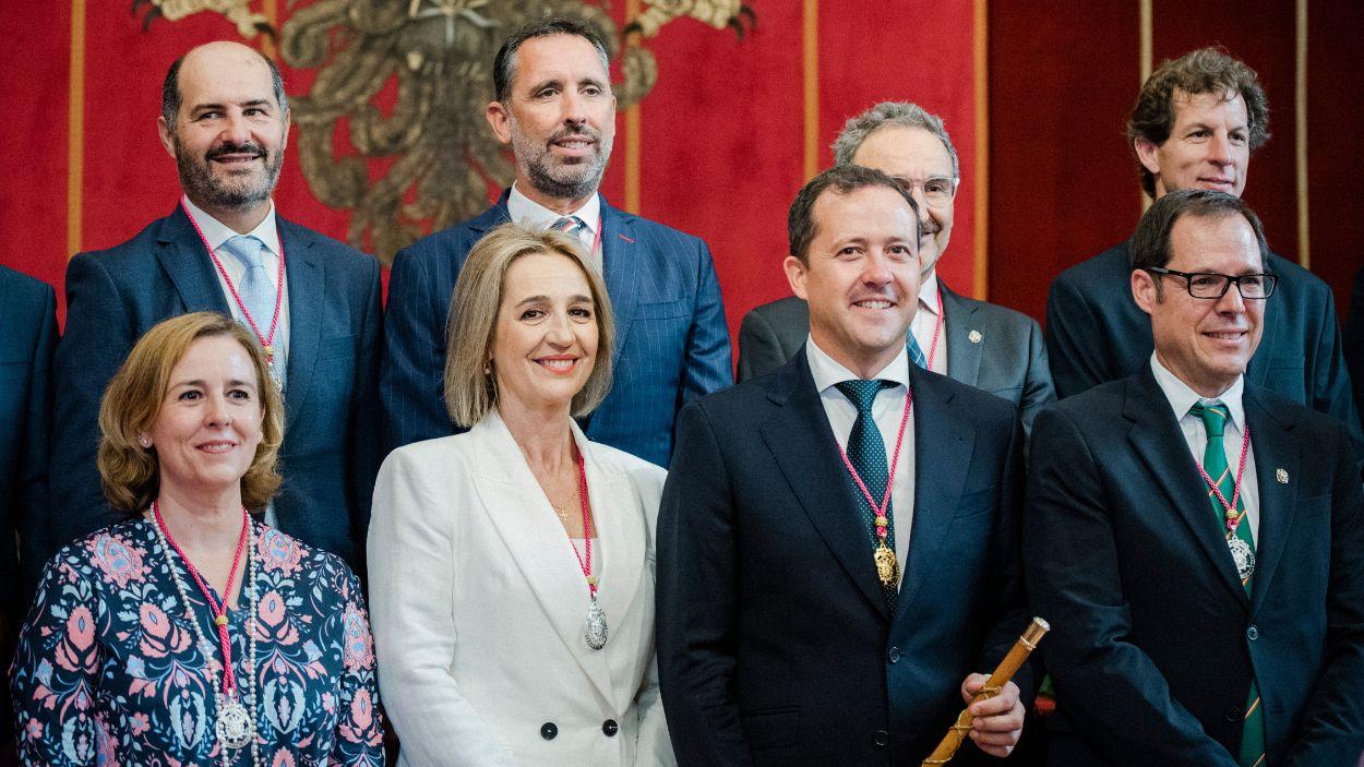 El alcalde de Toledo, Carlos Velázquez (PP) (2d), posa junto a la concejala de Vox, Inés Cañizares (2i), durante la sesión de constitución del Ayuntamiento de Toledo. EP.