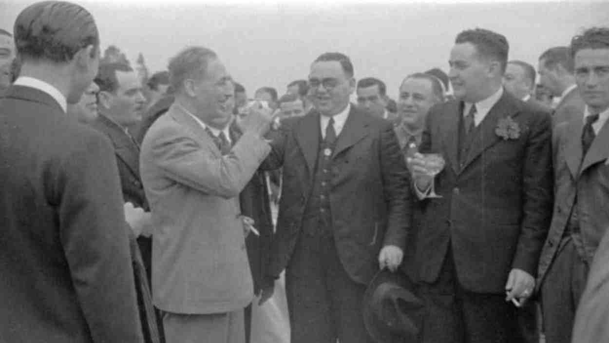 Horacio Hermoso con el presidente de la Generalitat de Cataluña, Lluis Companys, en presencia del gobernador civil, Ricardo Corro, a su izquierda, y Puelles. Es del Archivo General de Cataluña