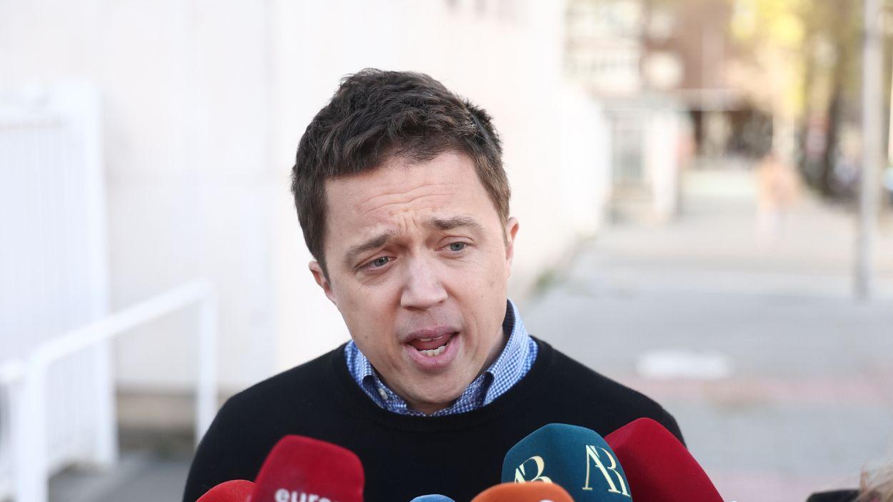 El exportavoz de Sumar Íñigo Errejón atiende a los medios de comunicación a su llegada a los Juzgados de Plaza de Castilla, a 27 de marzo de 2026 en Madrid. EP.