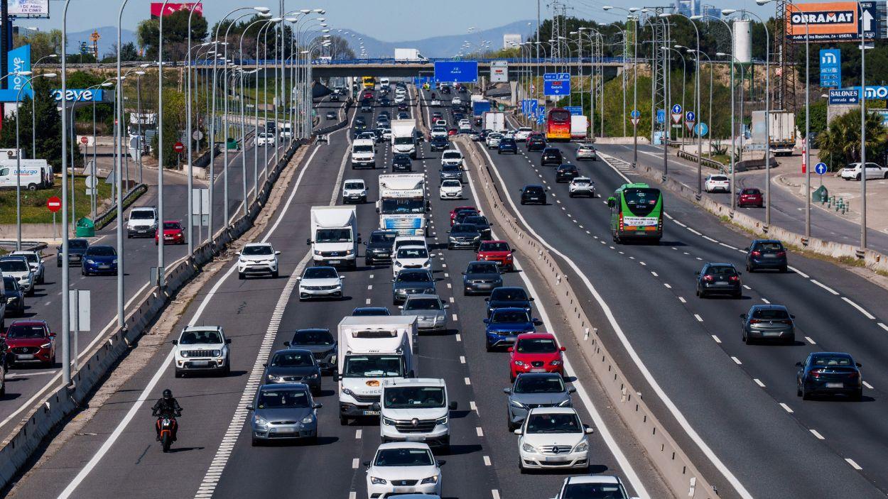 Decenas de vehículos durante la operación salida por las vacaciones de Semana Santa, en la A-4, a 27 de marzo de 2026, en Madrid. EP.