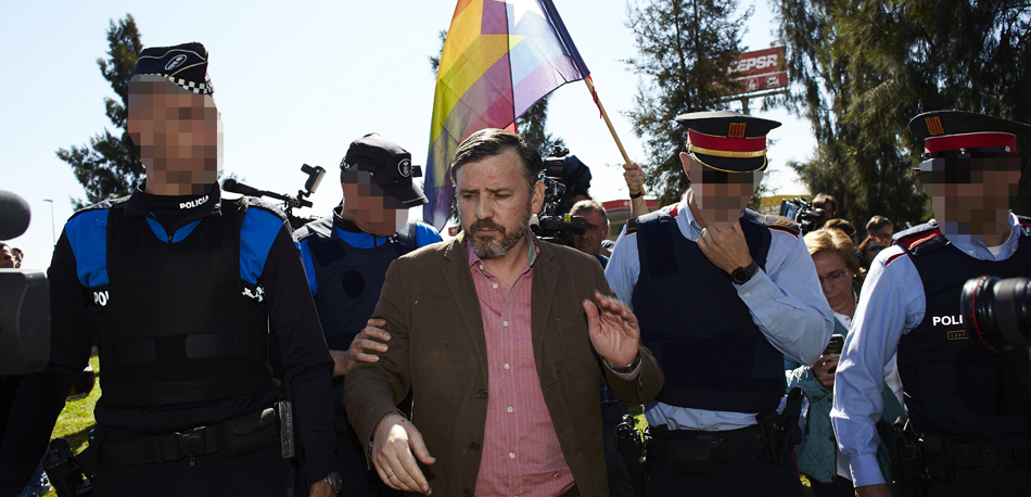 El portavoz de la asociación ultracatólica HazteOir, Ignacio Arsuaga es escoltado por efectivos de los Mossos d'Esquadra El portavoz de la asociación ultracatólica HazteOir, Ignacio Arsuaga es escoltado por efectivos de los Mossos d'Esquadra