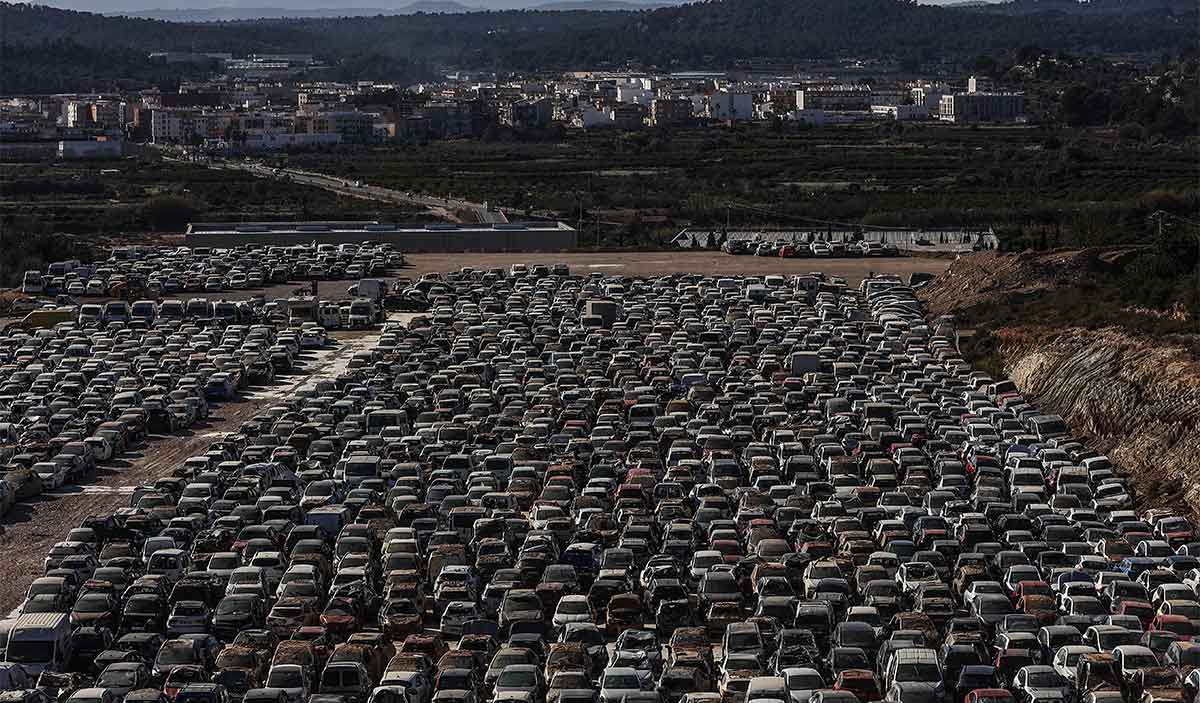 Desgüace de coches de la Dana de Valencia. EP