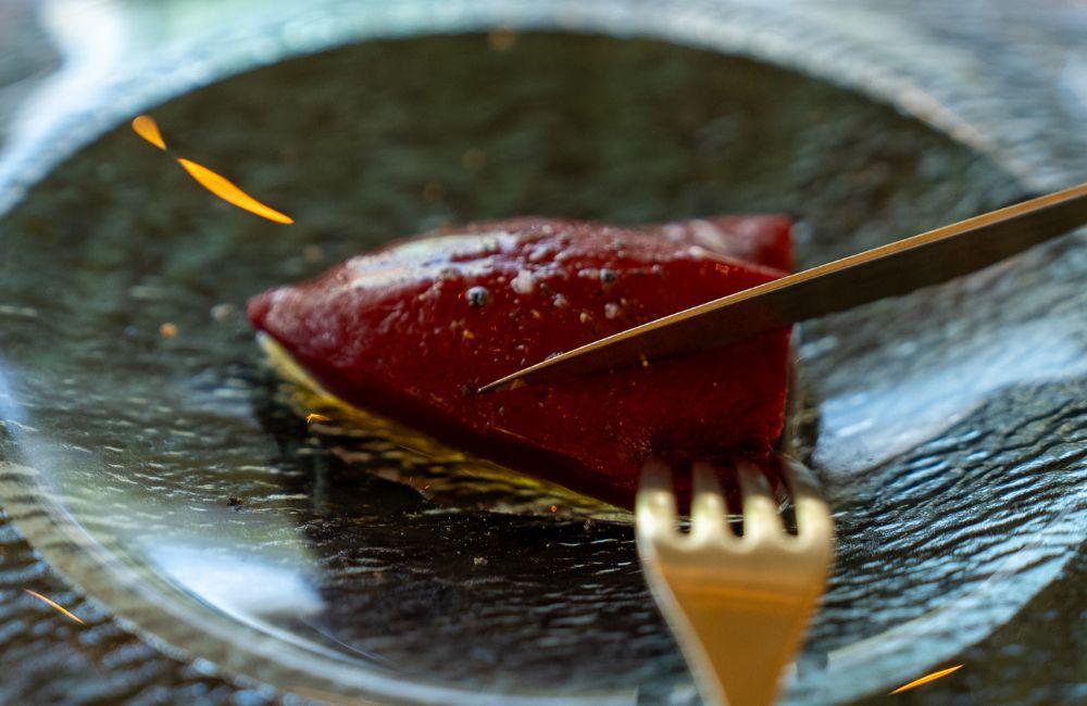 Pimiento del piquillo caramelizado relleno de mousse de chocolate y café
