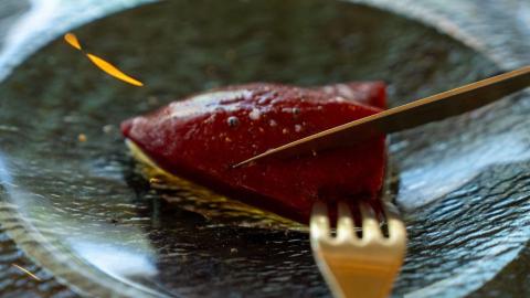 Pimiento del piquillo caramelizado relleno de mousse de chocolate y café
