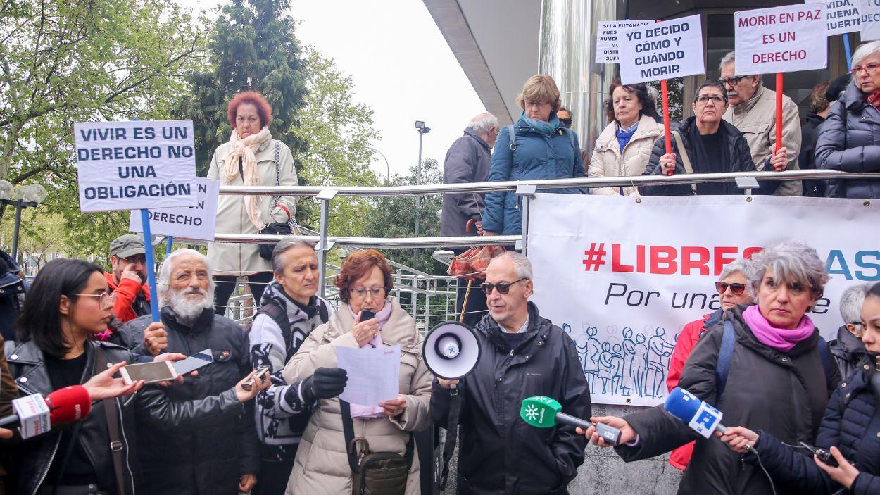 Defensores de la eutanasia participan en una manifestación. EP.