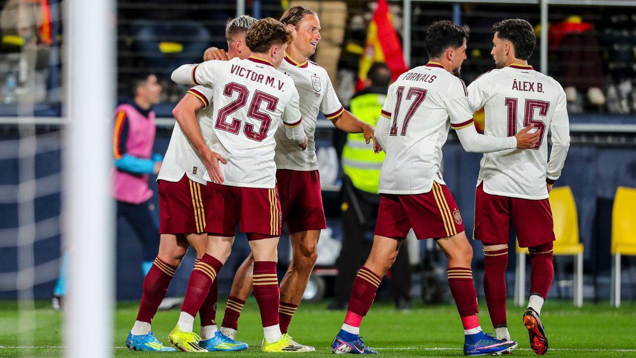 Los jugadores de la Selección celebran uno de los tres goles conseguidos frente a Serbia en el estadio de La Cerámica (Vila real). Europa Press.