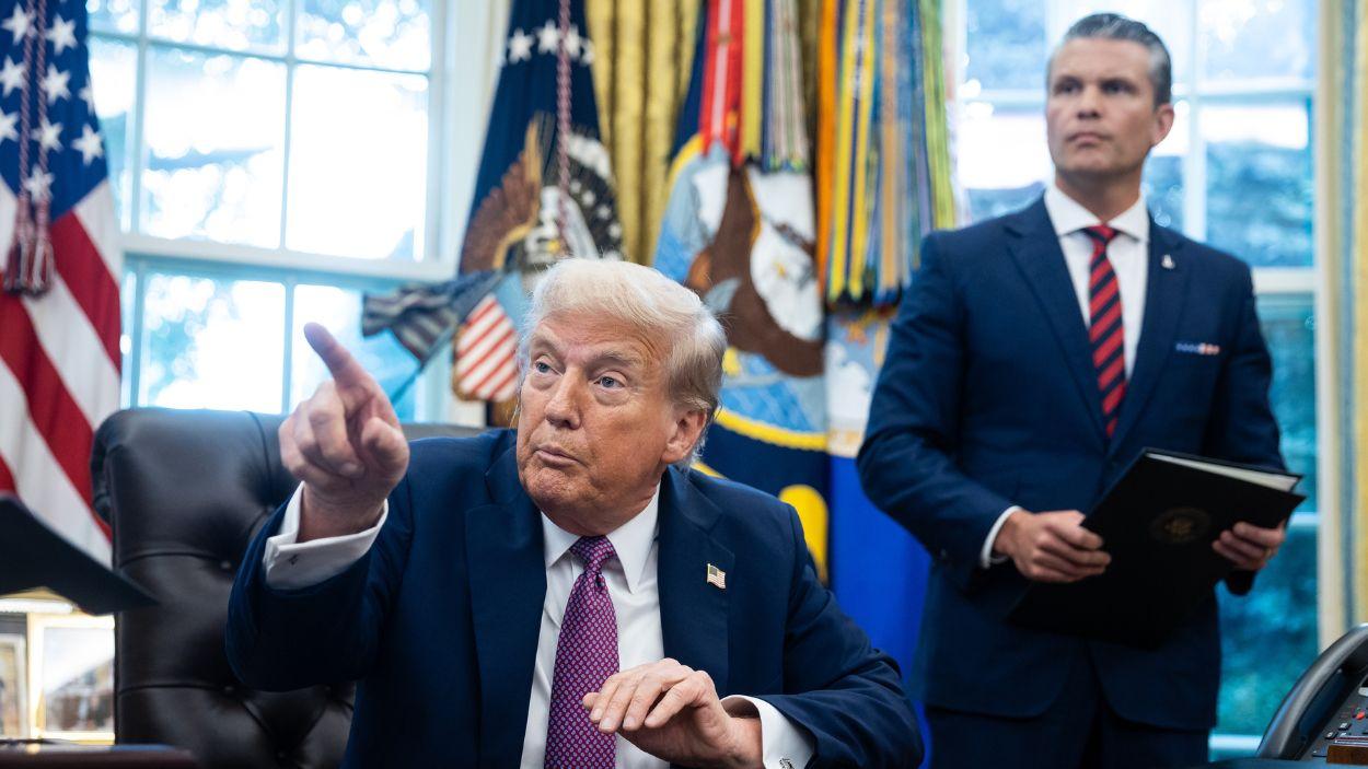 El presidente de Estados Unidos, Donald Trump, junto al secretario de Guerra, Pete Hegseth, en el Despacho Oval. EP. 
