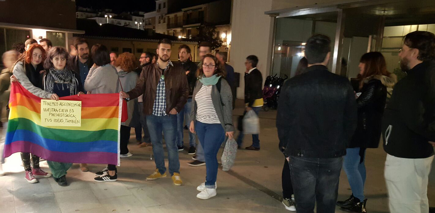 Manifestantes contra el libro de la Ideología de Género en Antequera