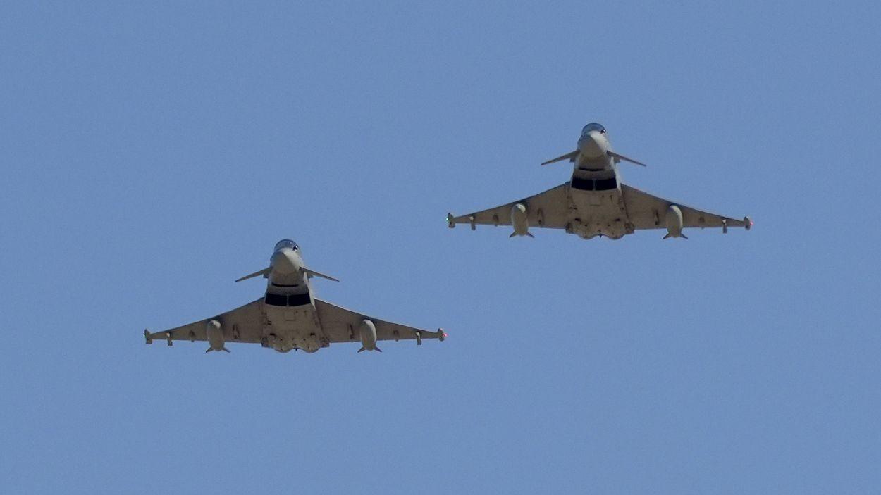 Imagen de recurso de dos aviones de guerra sobrevolando la base de Morón. EP/Archivo.