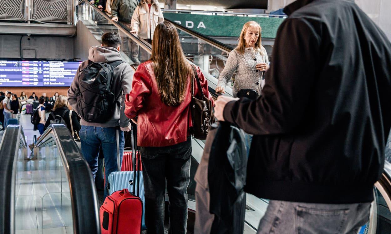 Varios viajeros durante la operación salida por las vacaciones de Semana Santa, en la estación de Atocha. Carlos Luján/EP