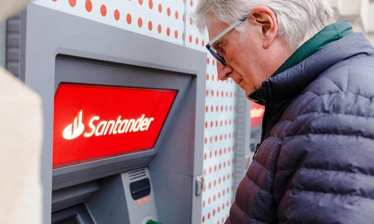 Cliente senior en un cajero de Banco Santander