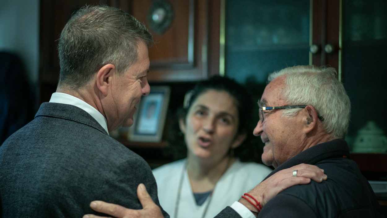 El presidente de Castilla-La Mancha, Emiliano García-Page, visita la casa de un usuario del Servicio de Ayuda a Domicilio. Archivo. 