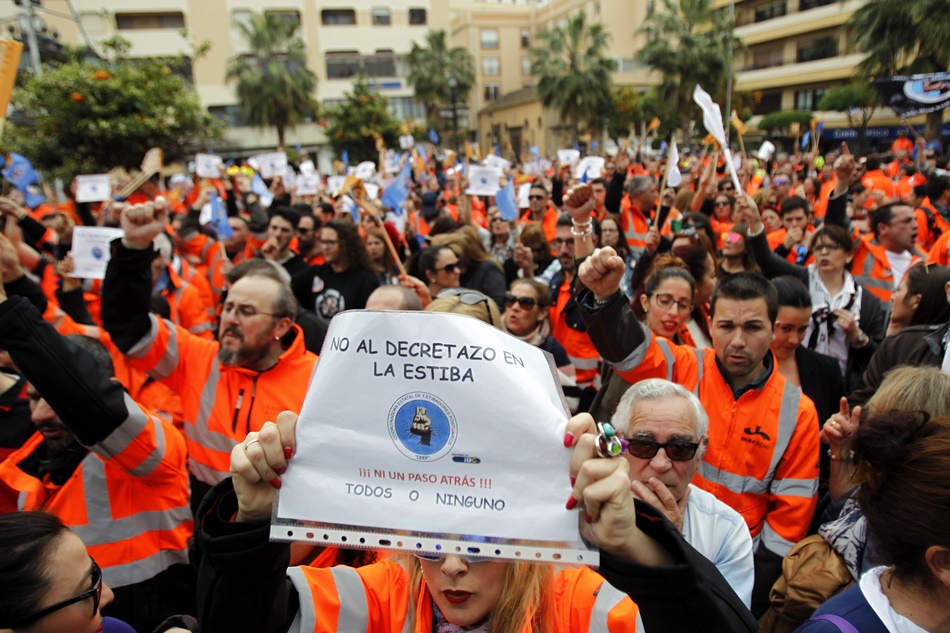 Concentración contra el decreto de la estiba en la Plaza Alta de Algeciras (Cádiz).