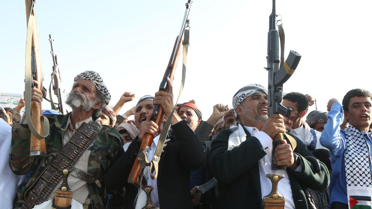 Manifestantes hutíes alzan armas y gritan consignas durante una concentración en Sanaa (Yemen). EP/Archivo.