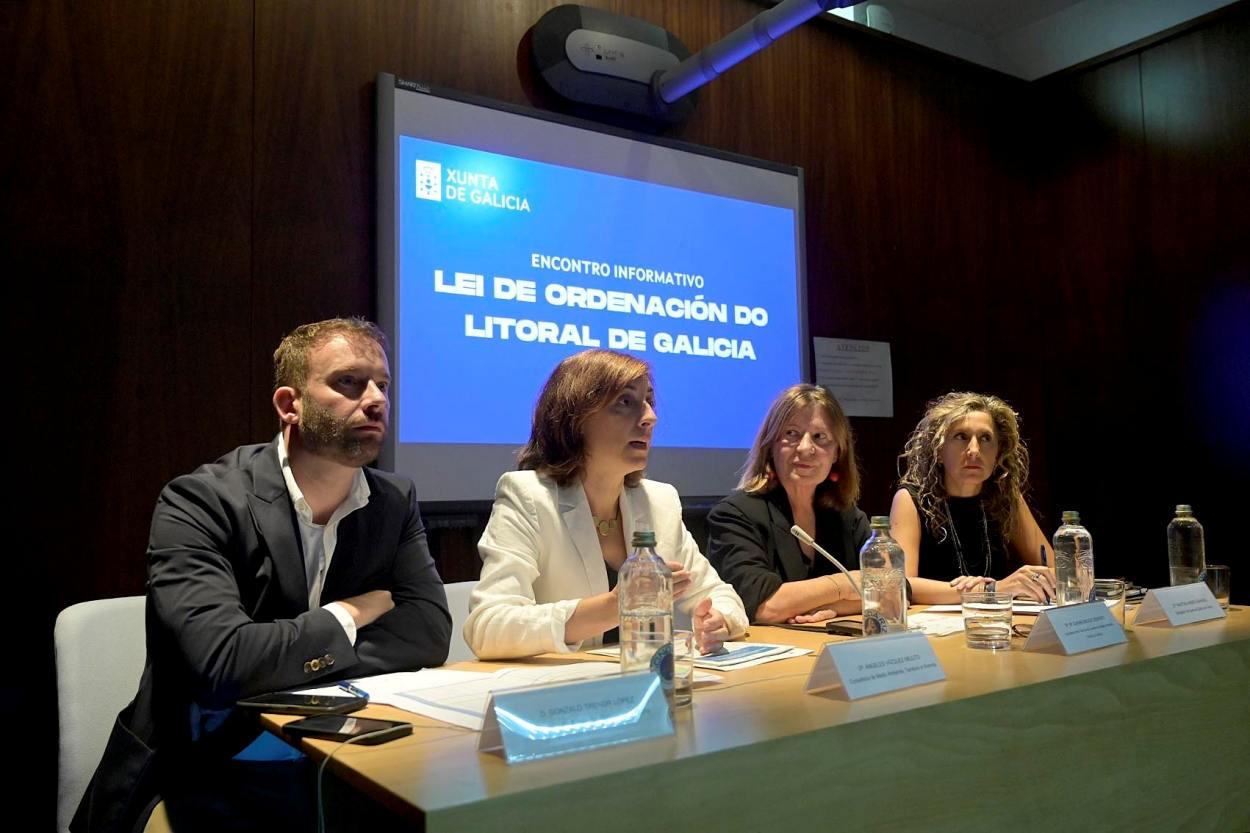 Ángeles Vázquez, conselleira de Medio Ambiente (2da. por la izquierda) durante unas jornadas formativas sobre la aplicación de la Ley gallega sobre el litoral (Foto: Europa Press).