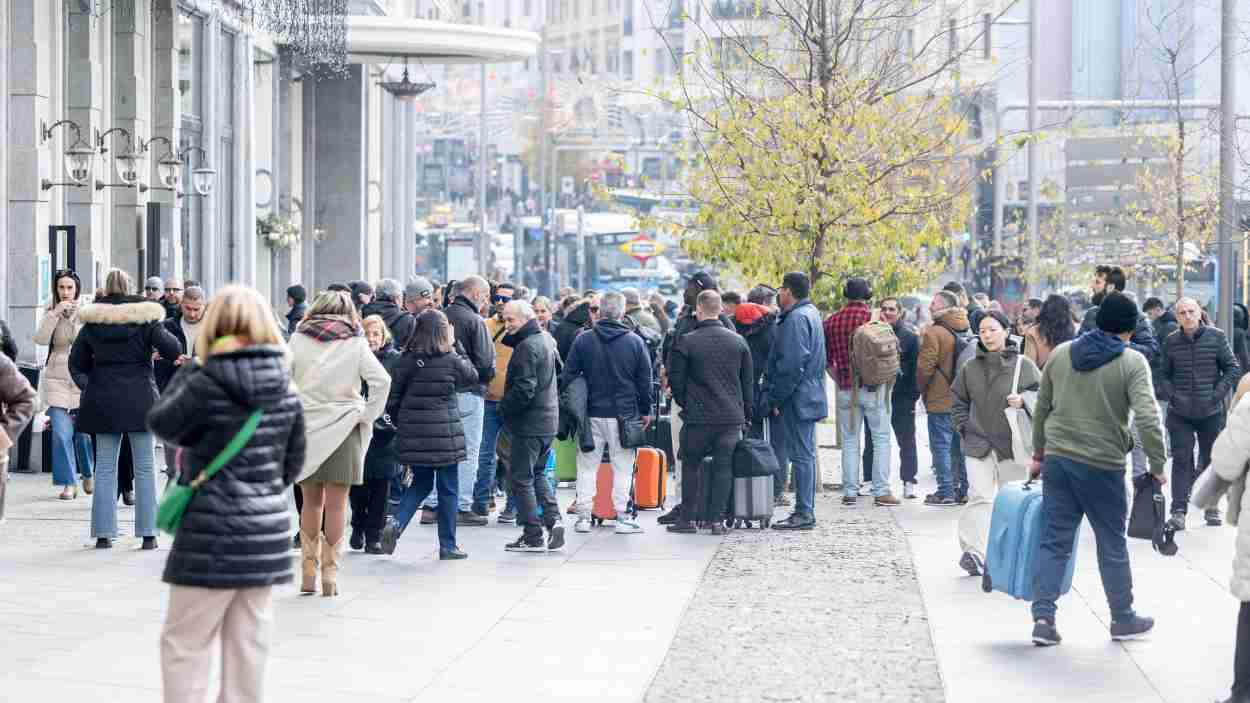 Decenas de personas en Gran Vía. EP