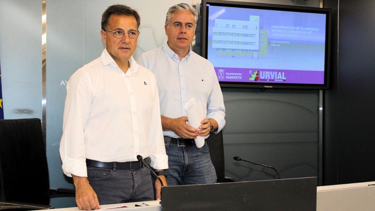 El alcalde de Albacete, Manuel Serrano (izquierda), junto al concejal de Urbanismo, Julián Garijo (derecha). Ayuntamiento de Albacete.