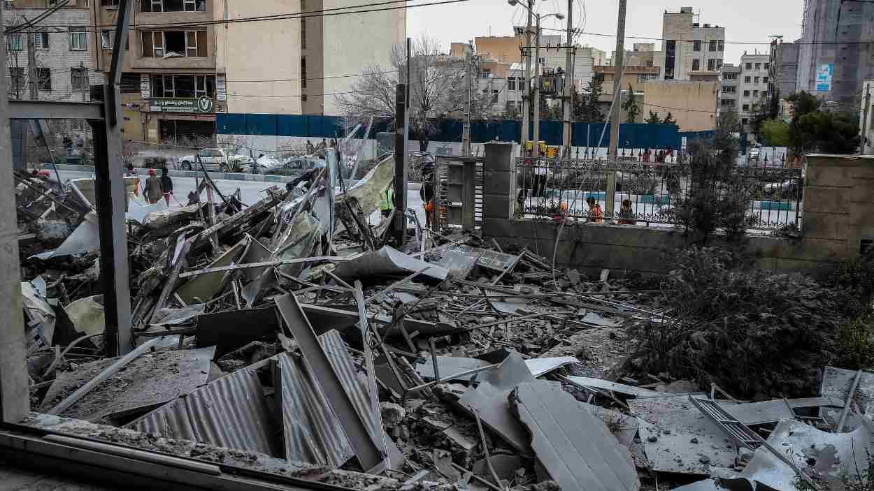 Vista de los daños después de que un edificio residencial fuera alcanzado por un ataque en Teherán (Irán). EP