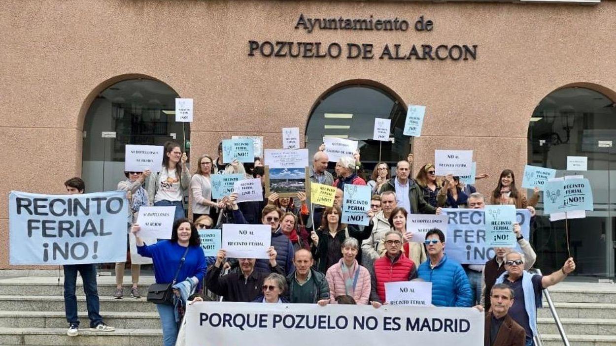 Protesta de los vecinos de Pozuelo ante el Ayuntamiento del municipio en contra del proyecto del recinto ferial.