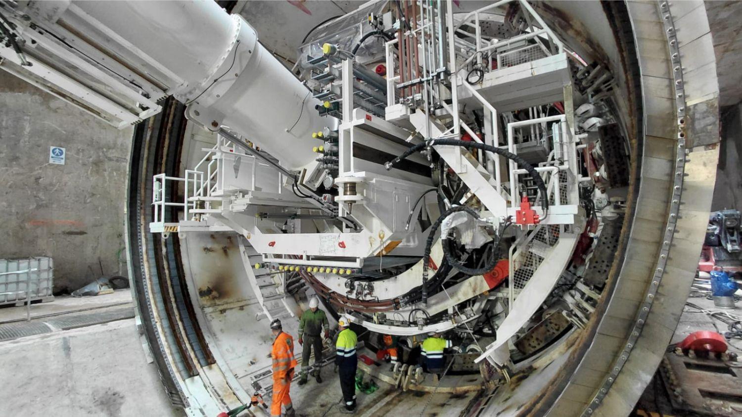 Un erector mueve las dovelas por control remoto