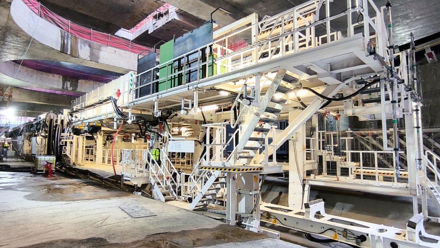 Ese material se transporta a lo largo del túnel hasta la salida