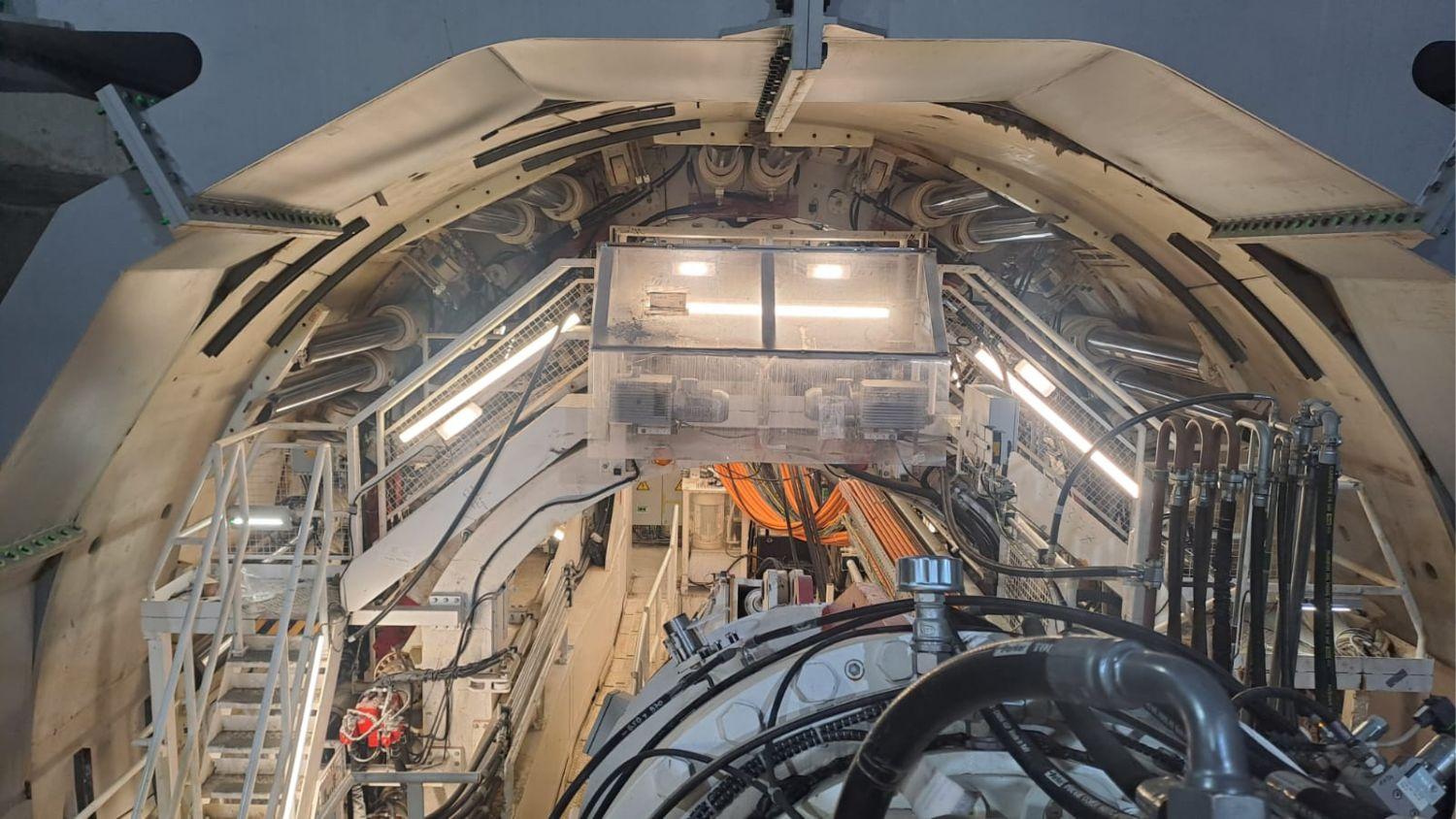 La tuneladora se detiene cada 1,7 metros para colocar un anillo de hormigón armado formado por dovelas prefabricadas