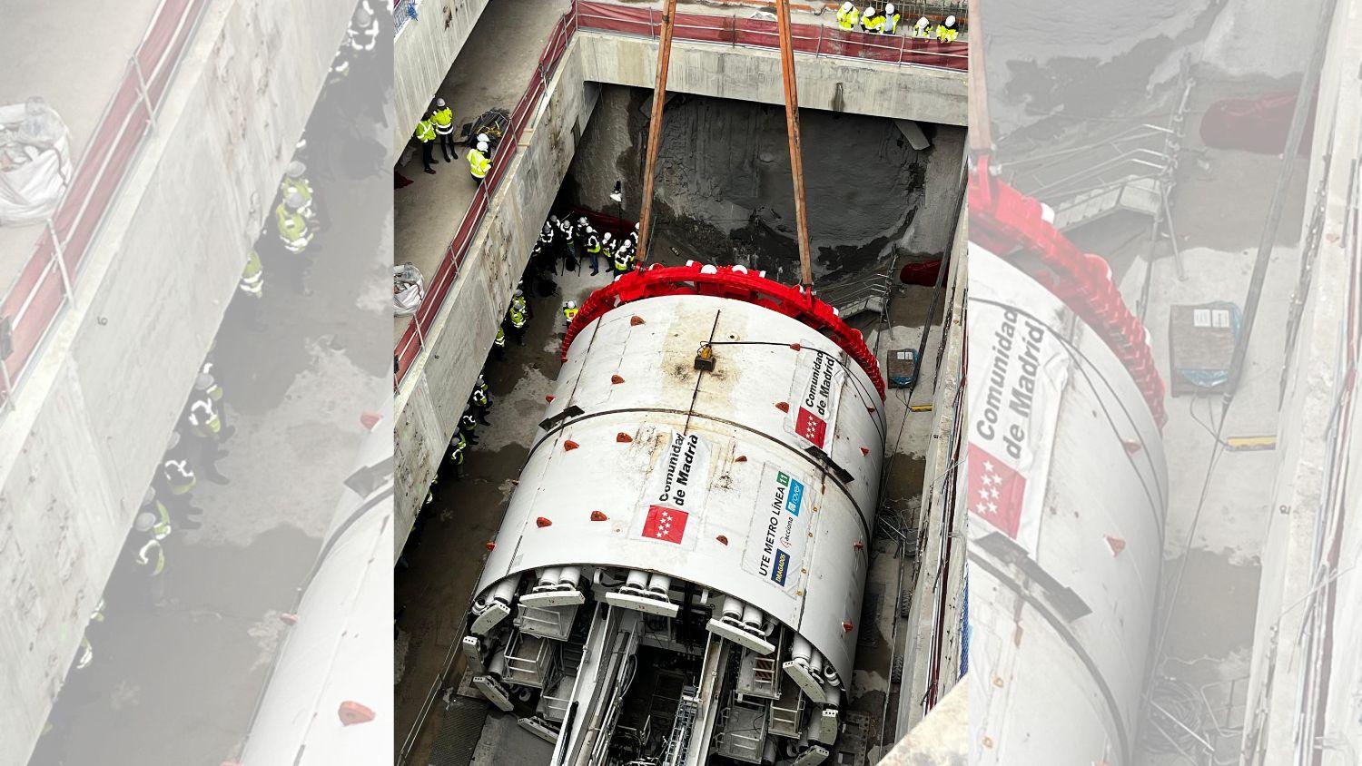 Cuenta con una cabeza giratoria que penetra en la tierra