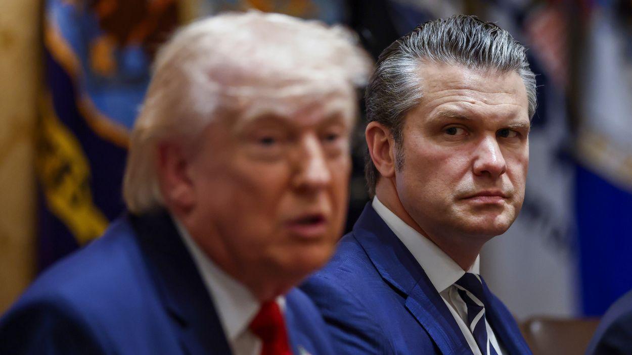 El secretario de Defensa de Estados Unidos, Pete Hegseth, junto a Donald Trump