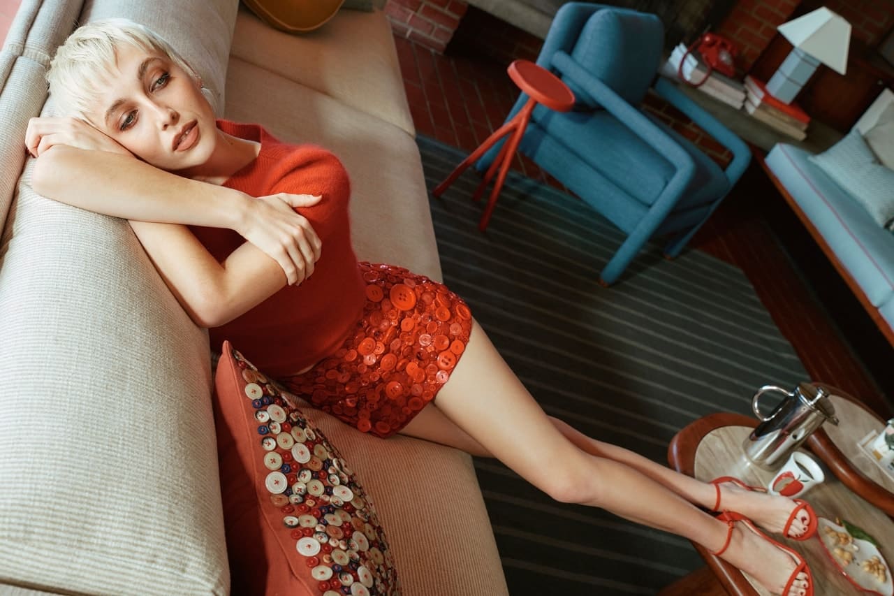 Emma Chamberlain con una colección de hogar junto a West Elm