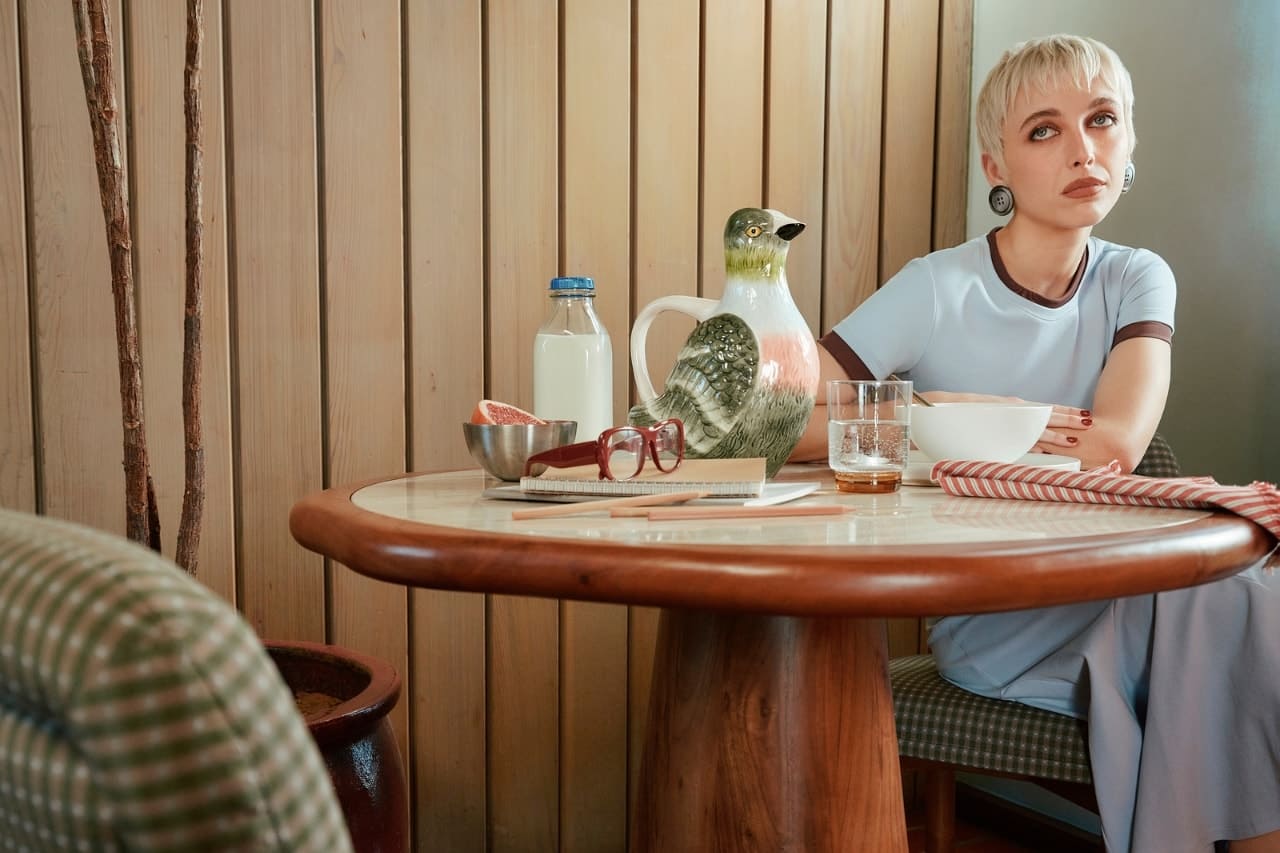 Emma Chamberlain con una colección de hogar junto a West Elm