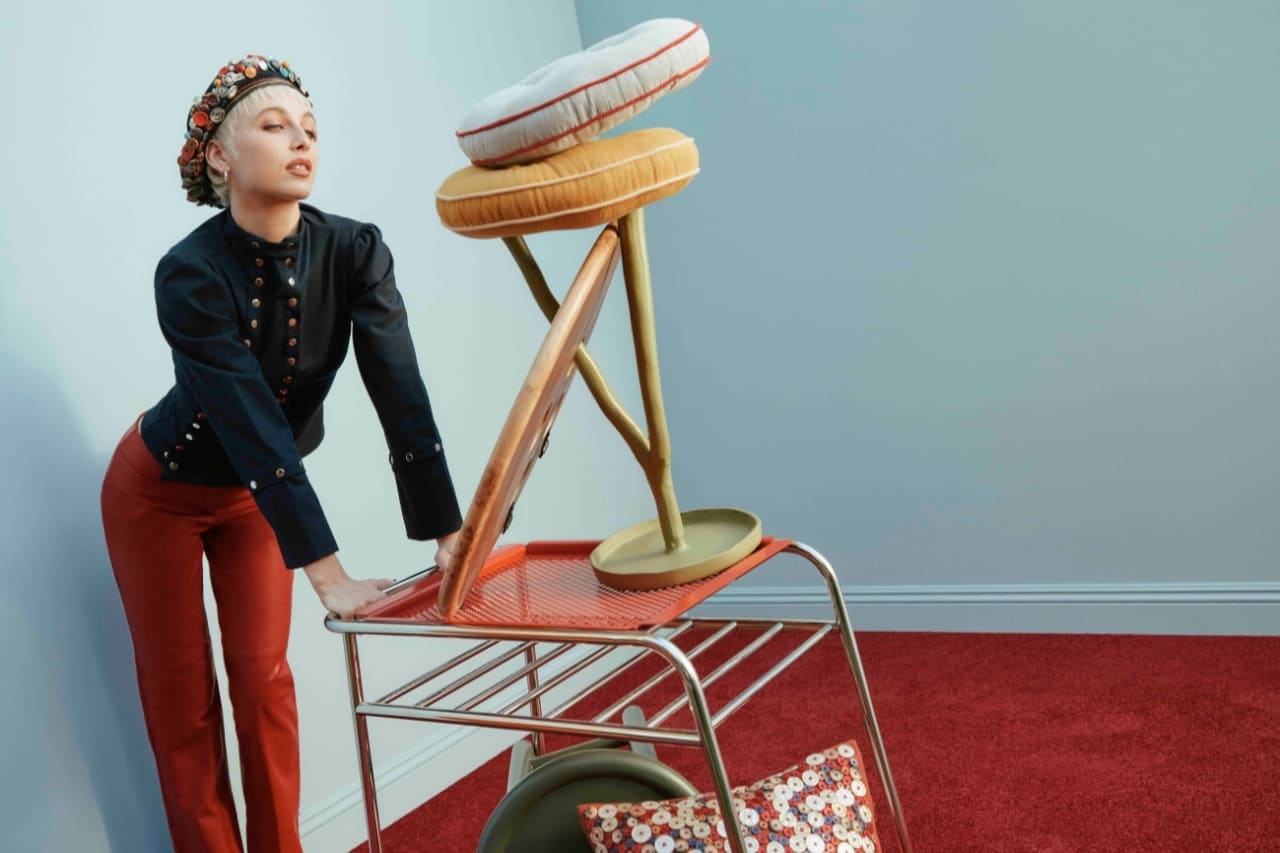 Emma Chamberlain con una colección de hogar junto a West Elm