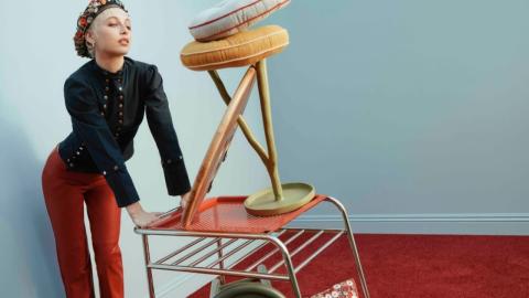 Emma Chamberlain con una colección de hogar junto a West Elm
