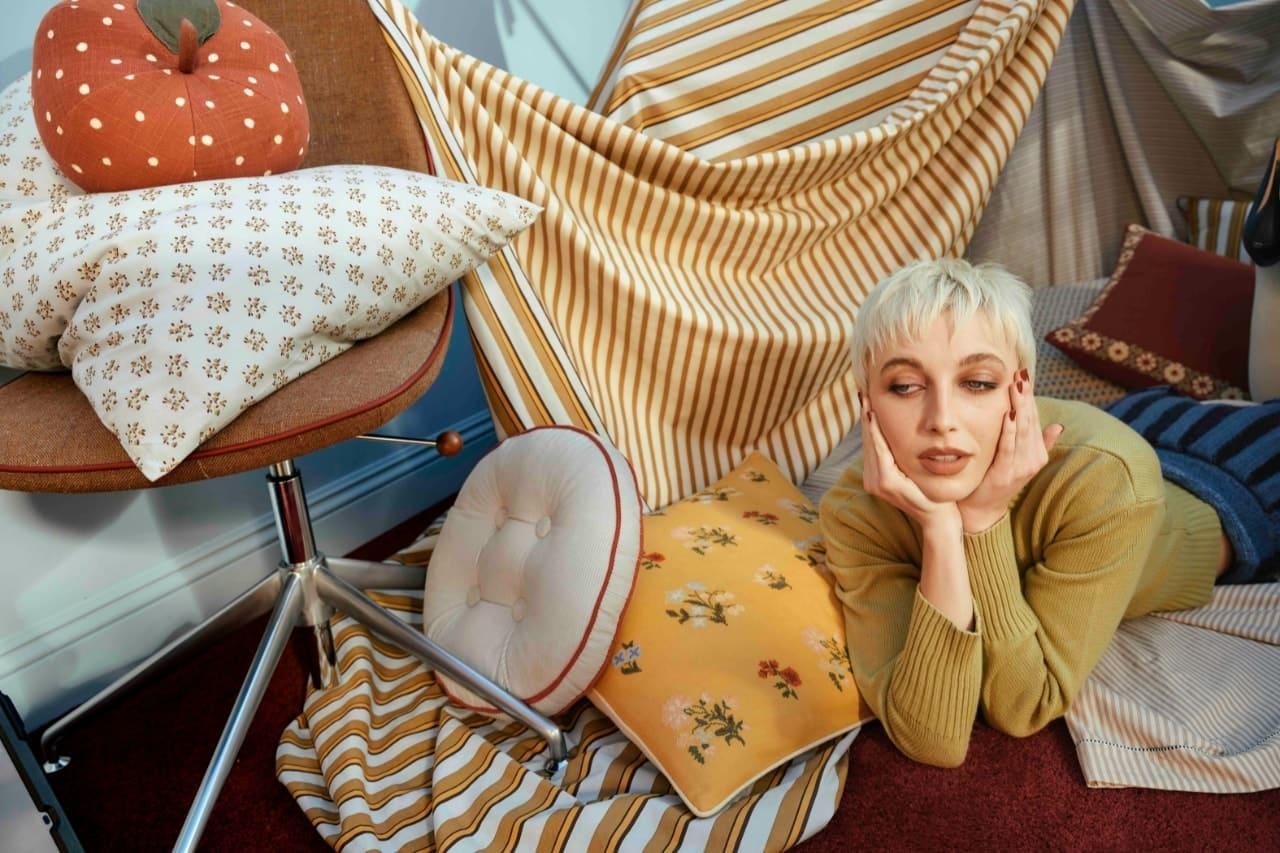 Emma Chamberlain con una colección de hogar junto a West Elm